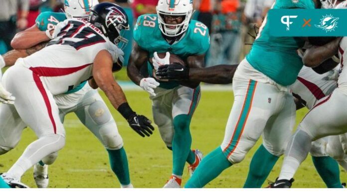 Miami Dolphins running back De'Von Achane caries the football.