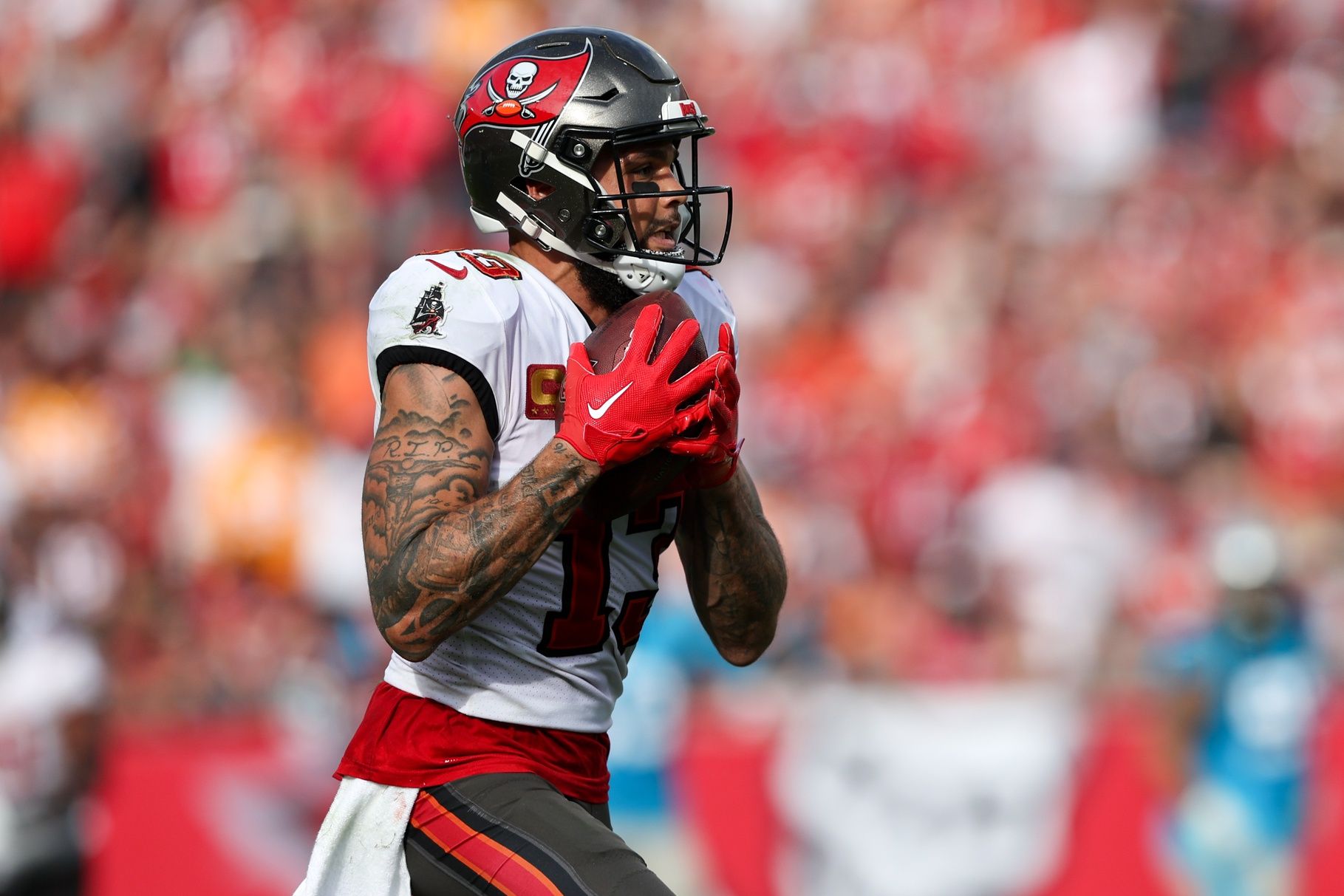 Tampa Bay Buccaneers WR Mike Evans (13) catches a touchdown pass.