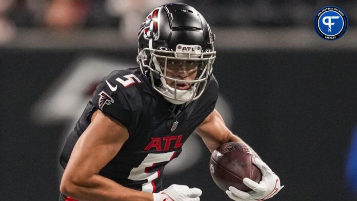 Atlanta Falcons wide receiver Drake London (5) runs after a catch against the Cincinnati Bengals during the first quarter at Mercedes-Benz Stadium.