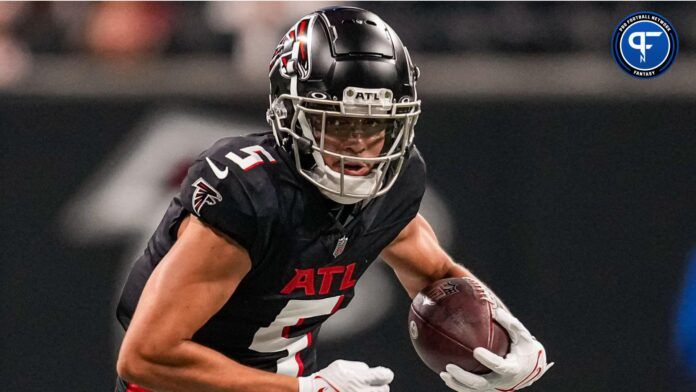 Atlanta Falcons wide receiver Drake London (5) runs after a catch against the Cincinnati Bengals during the first quarter at Mercedes-Benz Stadium.