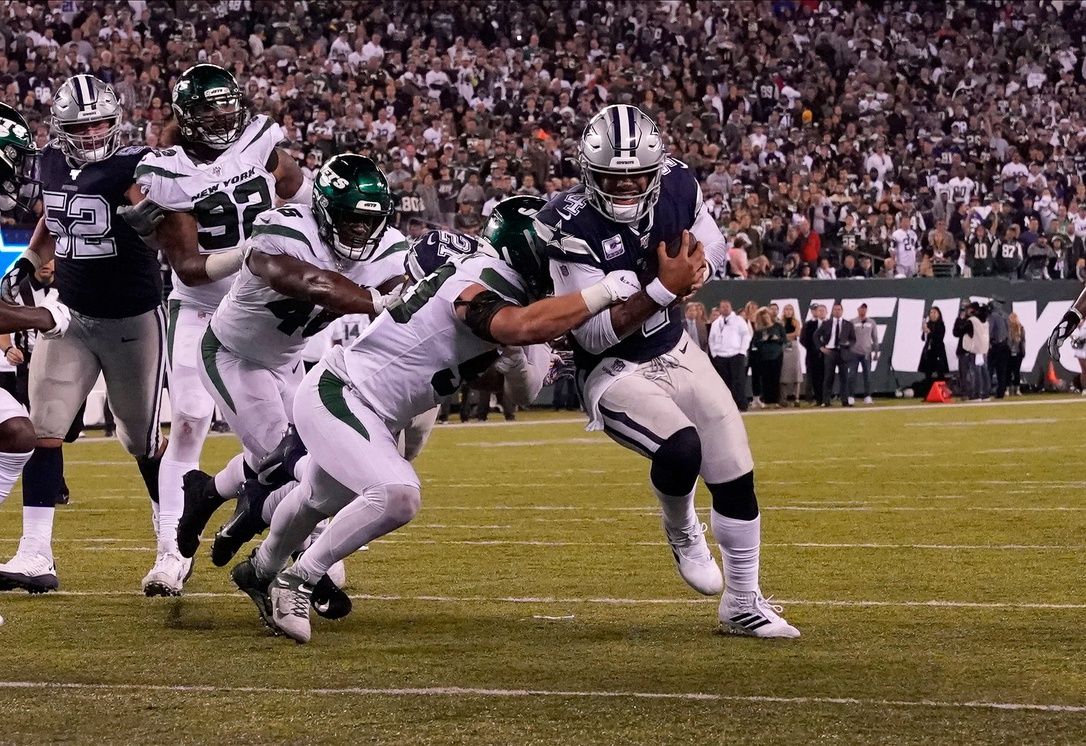 Dallas Cowboys quarterback Dak Prescott (4) scores a touchdown against the New York Jets in the fourth quarter at MetLife Stadium.