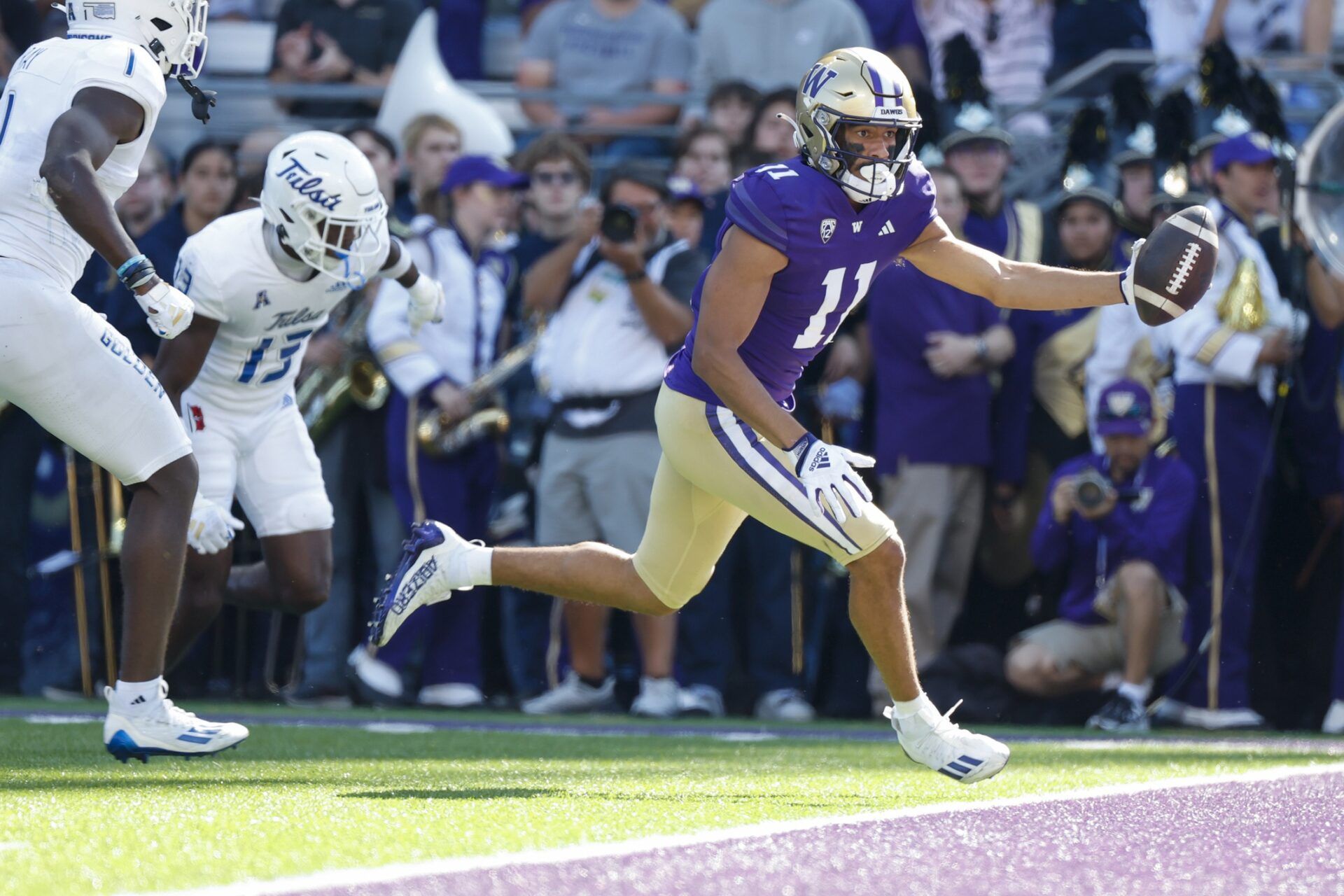 Washington Huskies WR Jalen McMillan (11) scores a touchdown against Tulsa.