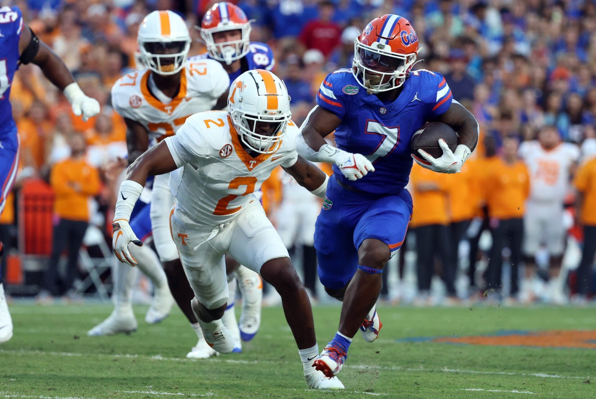 Florida Gators RB Trevor Etienne (7) runs the ball against Tennessee.