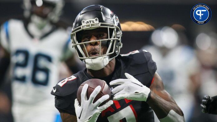 Atlanta Falcons TE Kyle Pitts (8) hauls in a reception against the Carolina Panthers.