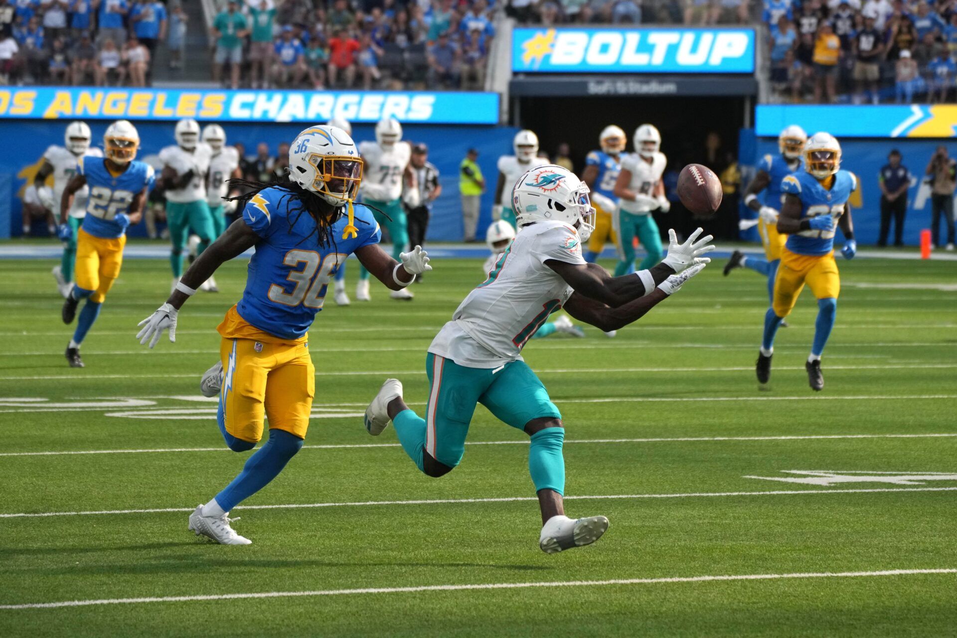 Miami Dolphins WR Tyreek Hill (10) makes a catch against the Los Angeles Chargers.