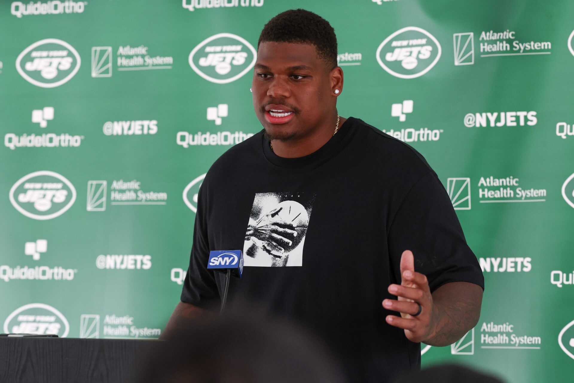 New York Jets DL Quinnen Williams talks to the media.