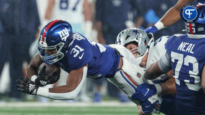 Matt Breida (31) fights for yards as Dallas Cowboys linebacker Leighton Vander Esch (55) tackles during the first quarter at MetLife Stadium.