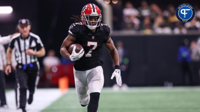 Bijan Robinson (7) runs the ball against the Green Bay Packers in the second half at Mercedes-Benz Stadium.