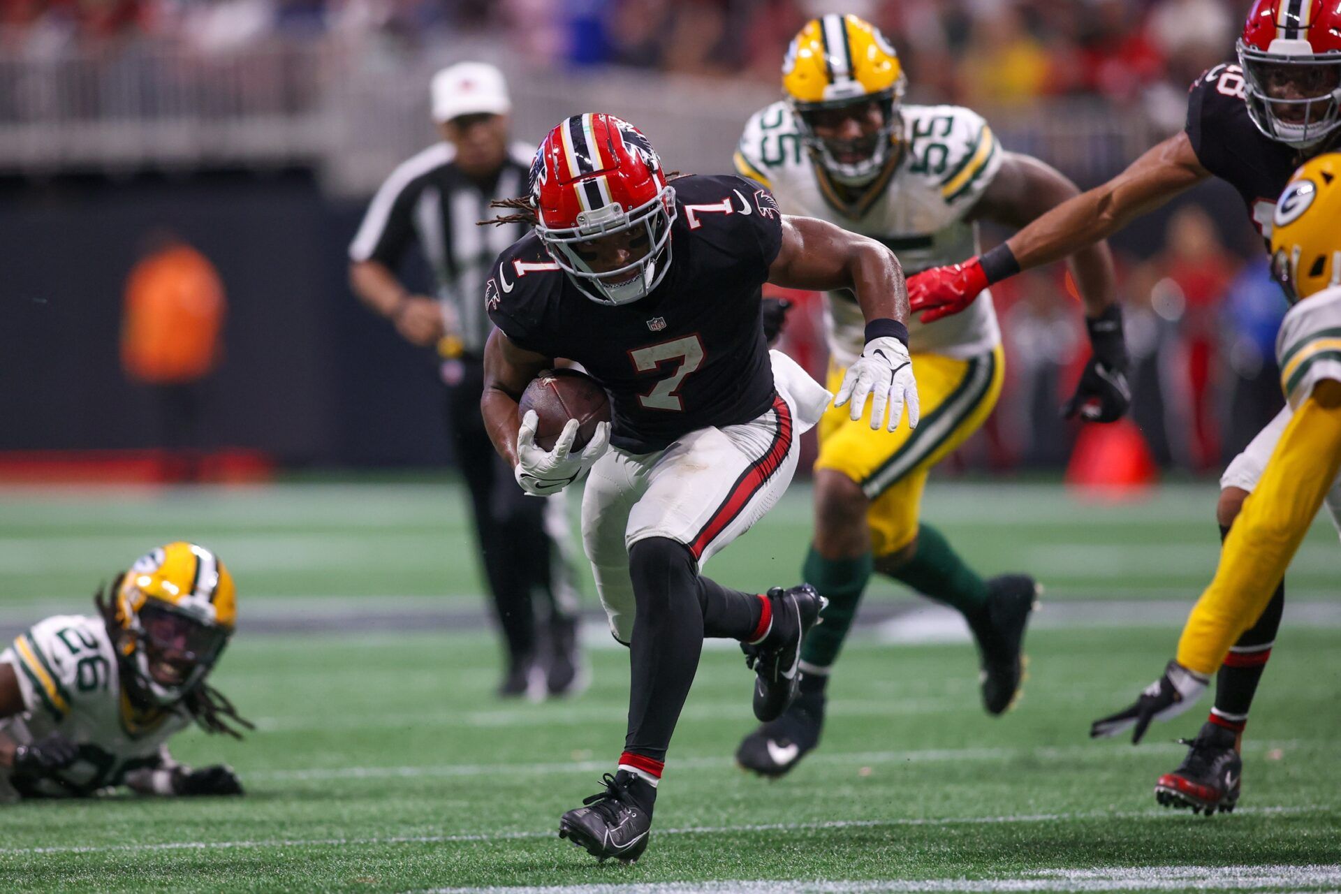 Atlanta Falcons RB Bijan Robinson (7) runs with the ball against the Green Bay Packers.
