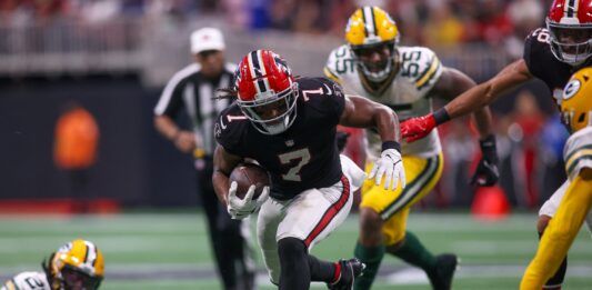 Atlanta Falcons RB Bijan Robinson (7) runs with the ball against the Green Bay Packers.