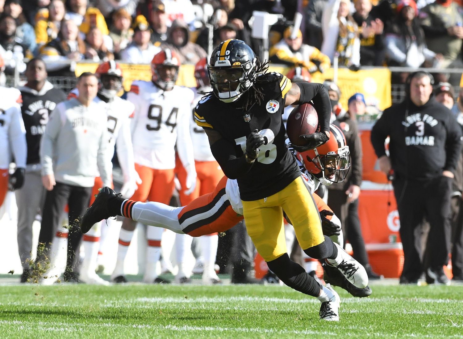 Pittsburgh Steelers wide receiver Diontae Johnson (18) against the Cleveland Browns during the first quarter at Acrisure Stadium.