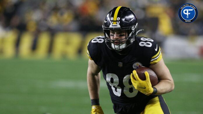 Pittsburgh Steelers TE Pat Freiermuth (88) runs after the catch against the Cleveland Browns.