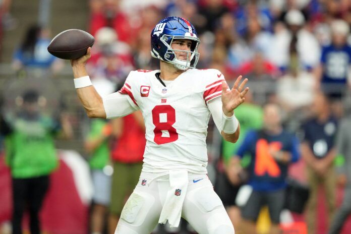 New York Giants QB Daniel Jones (8) throws a pass against the Arizona Cardinals.