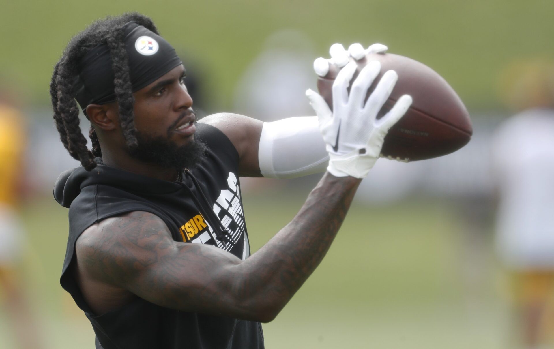 Pittsburgh Steelers WR Diontae Johnson catches passes during practice.