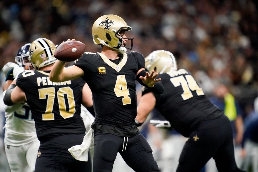 Derek Carr (4) throws the ball in the fourth quarter against the Tennessee Titans at the Caesars Superdome in New Orleans.