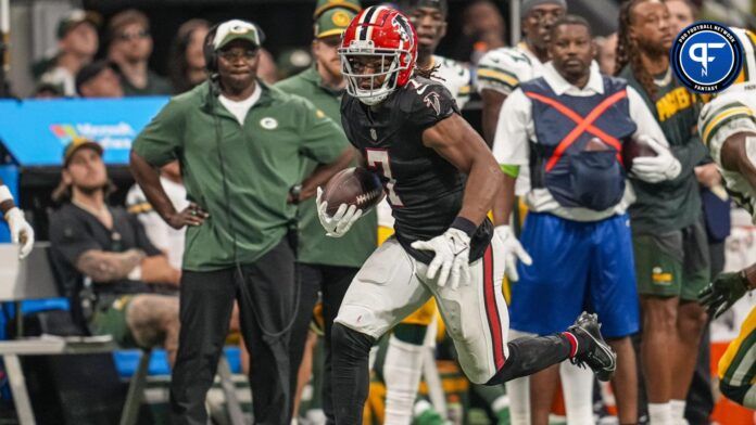 Bijan Robinson (7) runs against the Green Bay Packers during the second half at Mercedes-Benz Stadium.