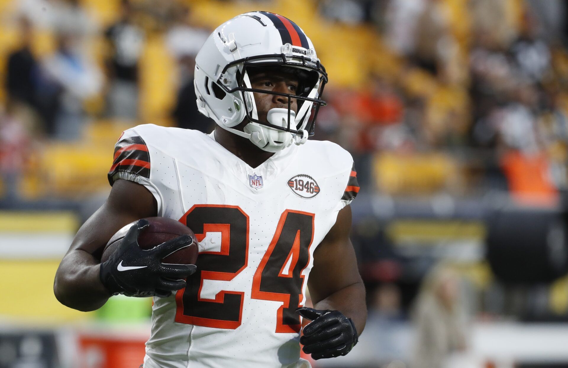 Nick Chubb (24) warms up before the game against the Pittsburgh Steelers at Acrisure Stadium.
