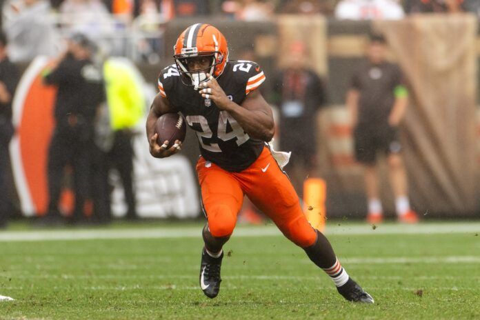 Nick Chubb (24) runs the ball against the Cincinnati Bengals during the third quarter at Cleveland Browns Stadium.