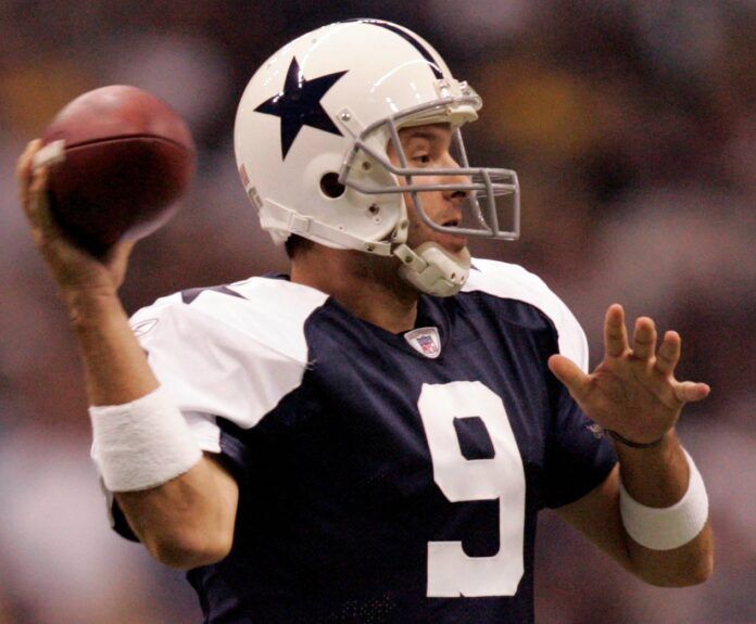 Dallas Cowboys quarterback Tony Romo gets off a pass during the first quarter of their game against the Green Bay Packers Thursday, November 29, 2007 at Texas Stadium in Irving, Texas. Packers30 Packerplus 6 Of Hoffman