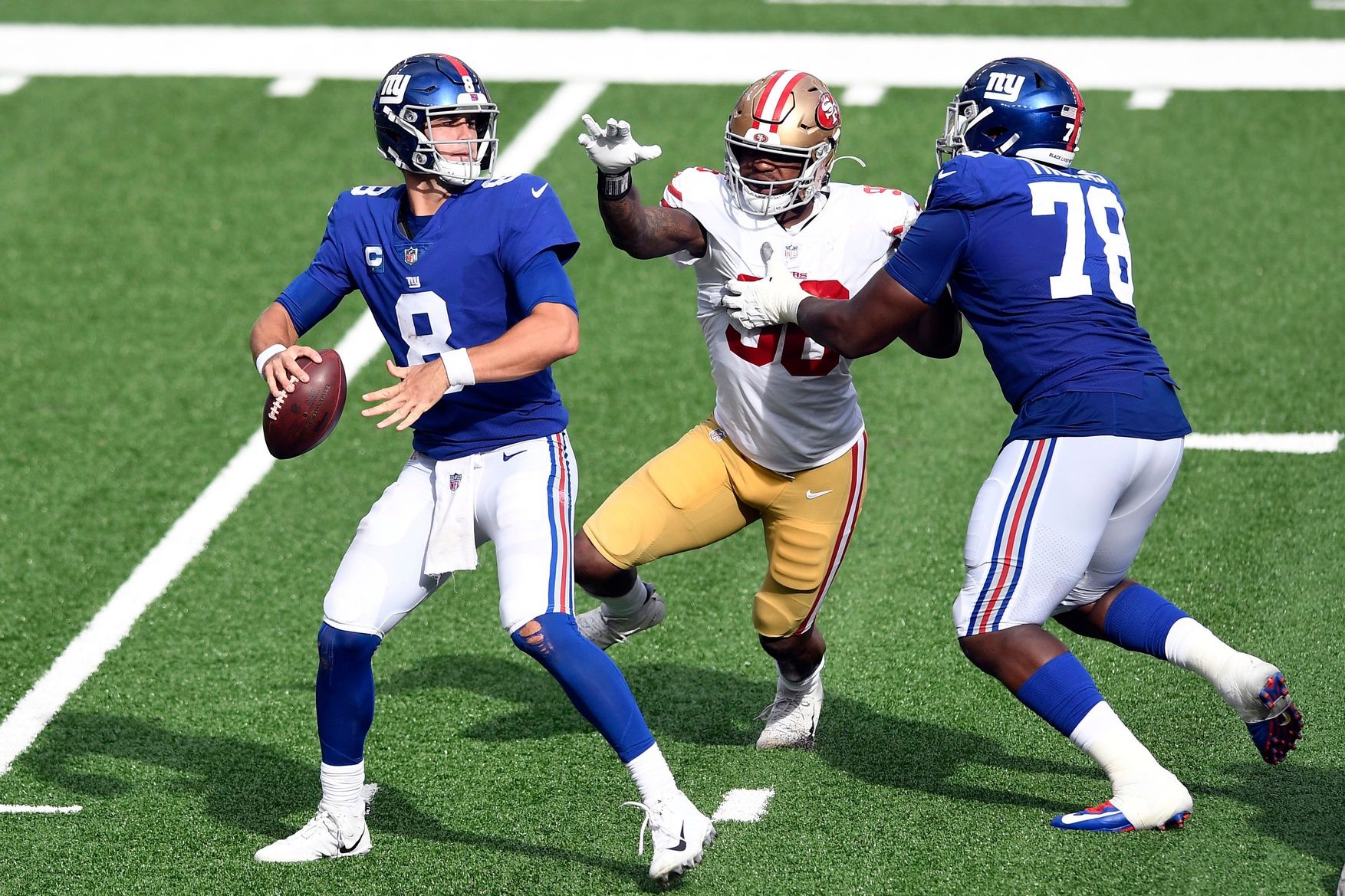 Daniel Jones (8) looks to throw against the San Francisco 49ers in the second half.