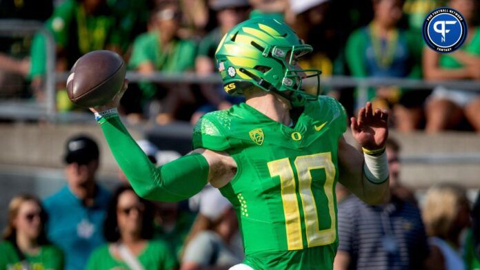 Oregon Ducks QB Bo Dix (10) throws a pass.