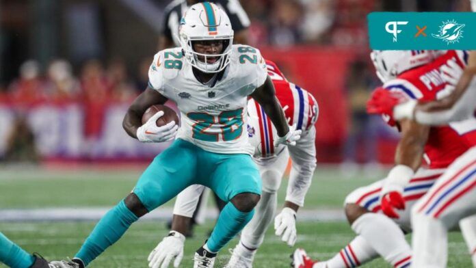 Miami Dolphins RB De'Von Achane (28) runs the ball against the New England Patriots.