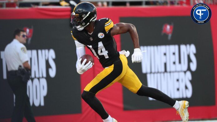 George Pickens (14) runs the ball in for a touchdown against the Tampa Bay Buccaneers during the first quarter at Raymond James Stadium.