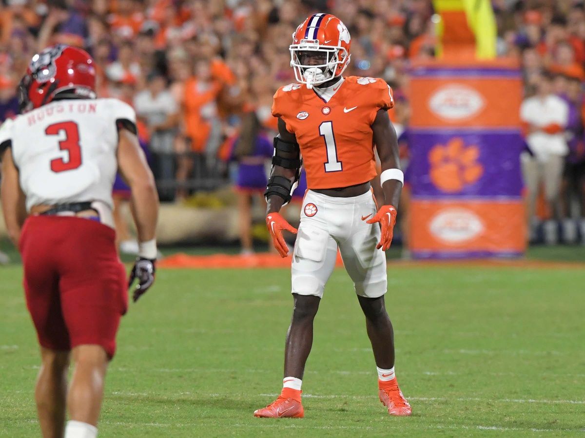 Andrew Mukuba (1) during the first quarter at Memorial Stadium.