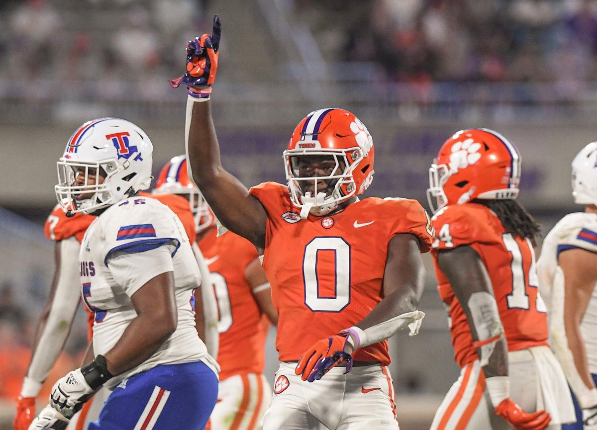 Barrett Carter (0) reacts during the third quarter against the Louisiana Tech Bulldogs at Memorial Stadium.