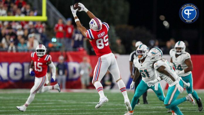 New England Patriots tight end Hunter Henry (85) catches a pass during the first half against the Miami Dolphins at Gillette Stadium.