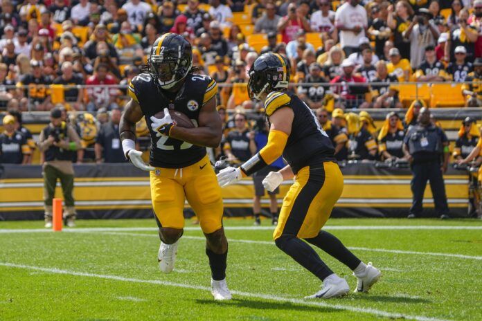 Najee Harris (22) runs with the ball against the San Francisco 49ers during the second half at Acrisure Stadium.