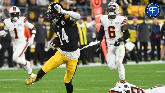 Pittsburgh Steelers wide receiver George Pickens (14) runs for a touchdown in the second quarter in a game against the Cleveland Browns at Acrisure Stadium.