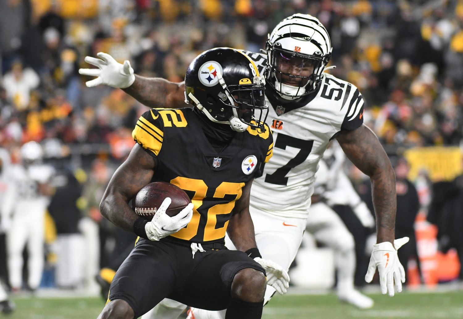 Pittsburgh Steelers RB Najee Harris (22) runs the ball against the Cincinnati Bengals.