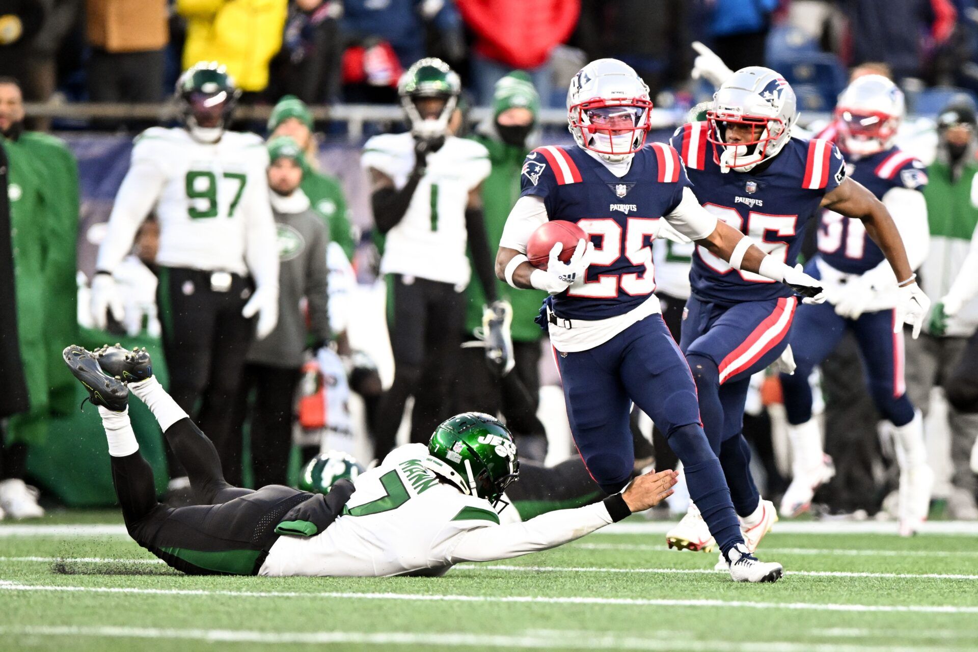 New England Patriots CB Marcus Jones (25) returns a punt for a touchdown against the New York Jets.