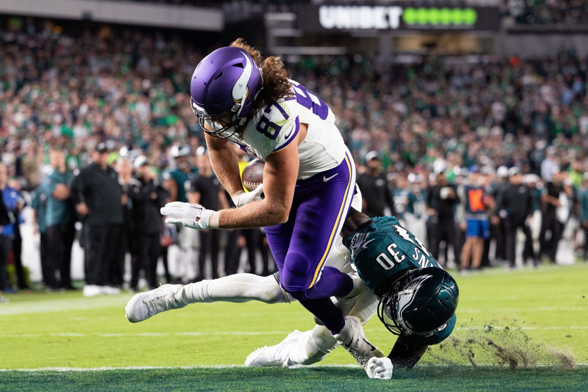 Minnesota Vikings TE T.J. Hockenson (87) catches a touchdown against the Philadelphia Eagles.