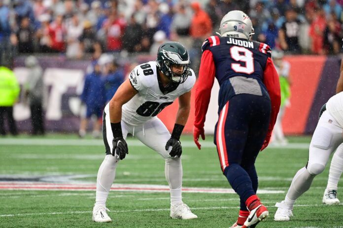 Philadelphia Eagles tight end Dallas Goedert lines up across from New England Patriots edge rusher Matt Judon.