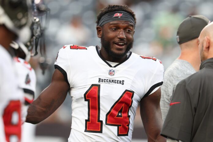 Tampa Bay Buccaneers wide receiver Chris Godwin (14) before the game against the New York Jets at MetLife Stadium.