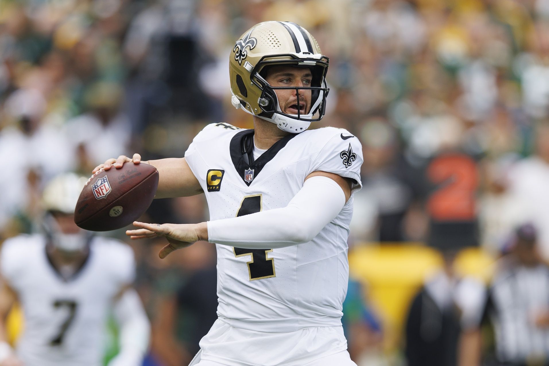 New Orleans Saints QB Derek Carr (4) throws a pass against the Green Bay Packers.