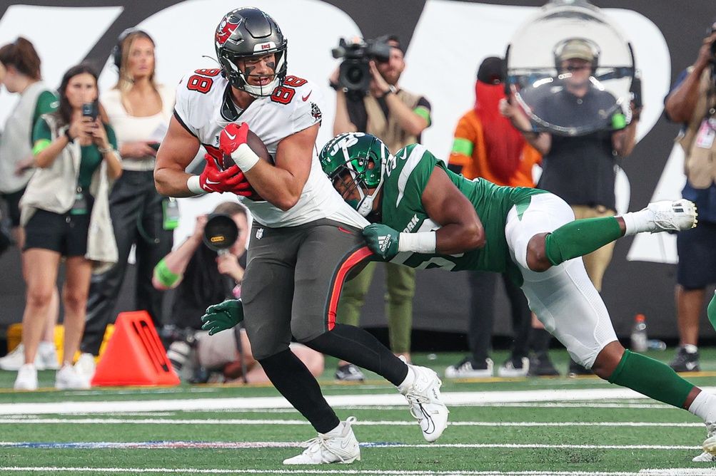 Tampa Bay Buccaneers TE Cade Otton (88) tries to break free from a tackle against the New York Jets.