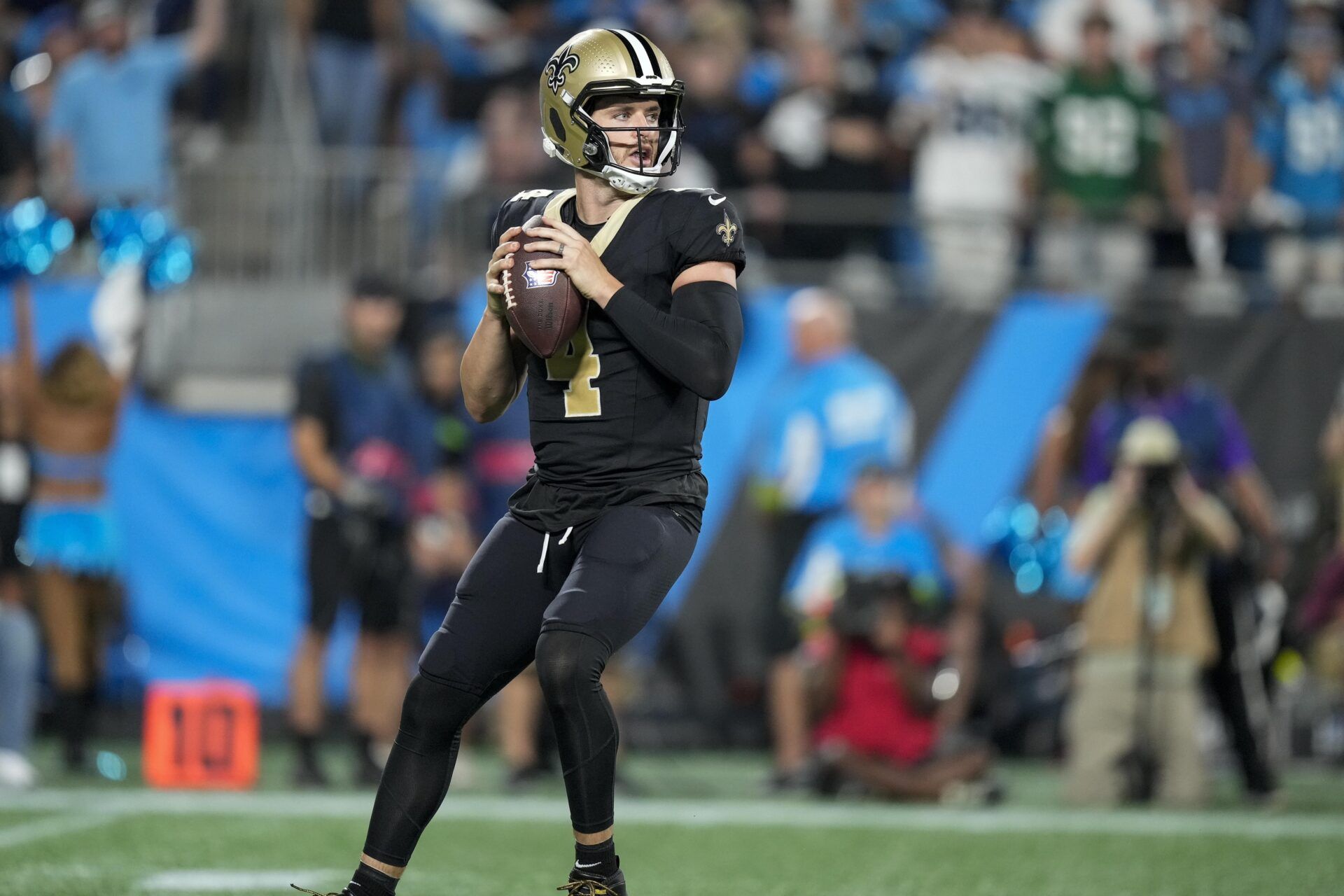 New Orleans Saints QB Derek Carr (4) drops back to pass.