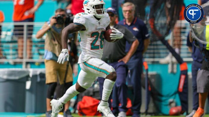 Miami Dolphins RB De'Von Achane (28) runs in for a touchdown against the Denver Broncos.