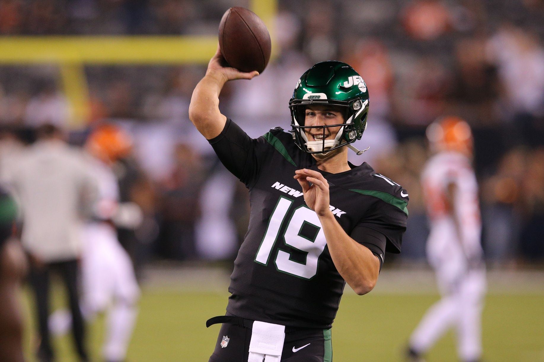 New York Jets QB Trevor Siemian (19) throws a pass during warmups.