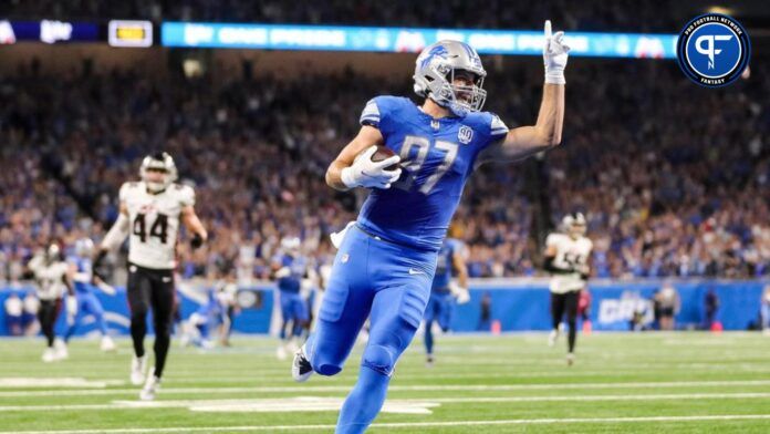 Detroit Lions TE Sam LaPorta scores a TD vs. the Atlanta Falcons.