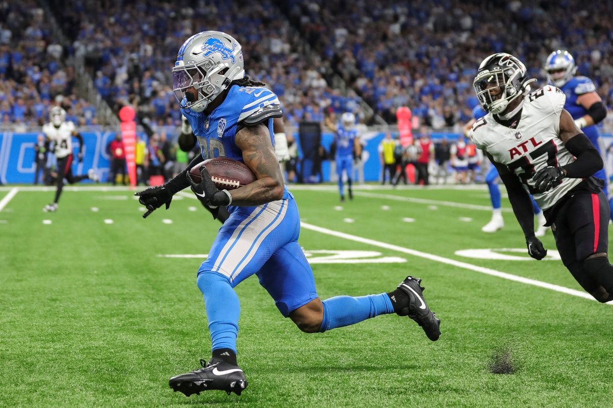 Jahmyr Gibbs (26) runs against Atlanta Falcons during the second half at Ford Field.