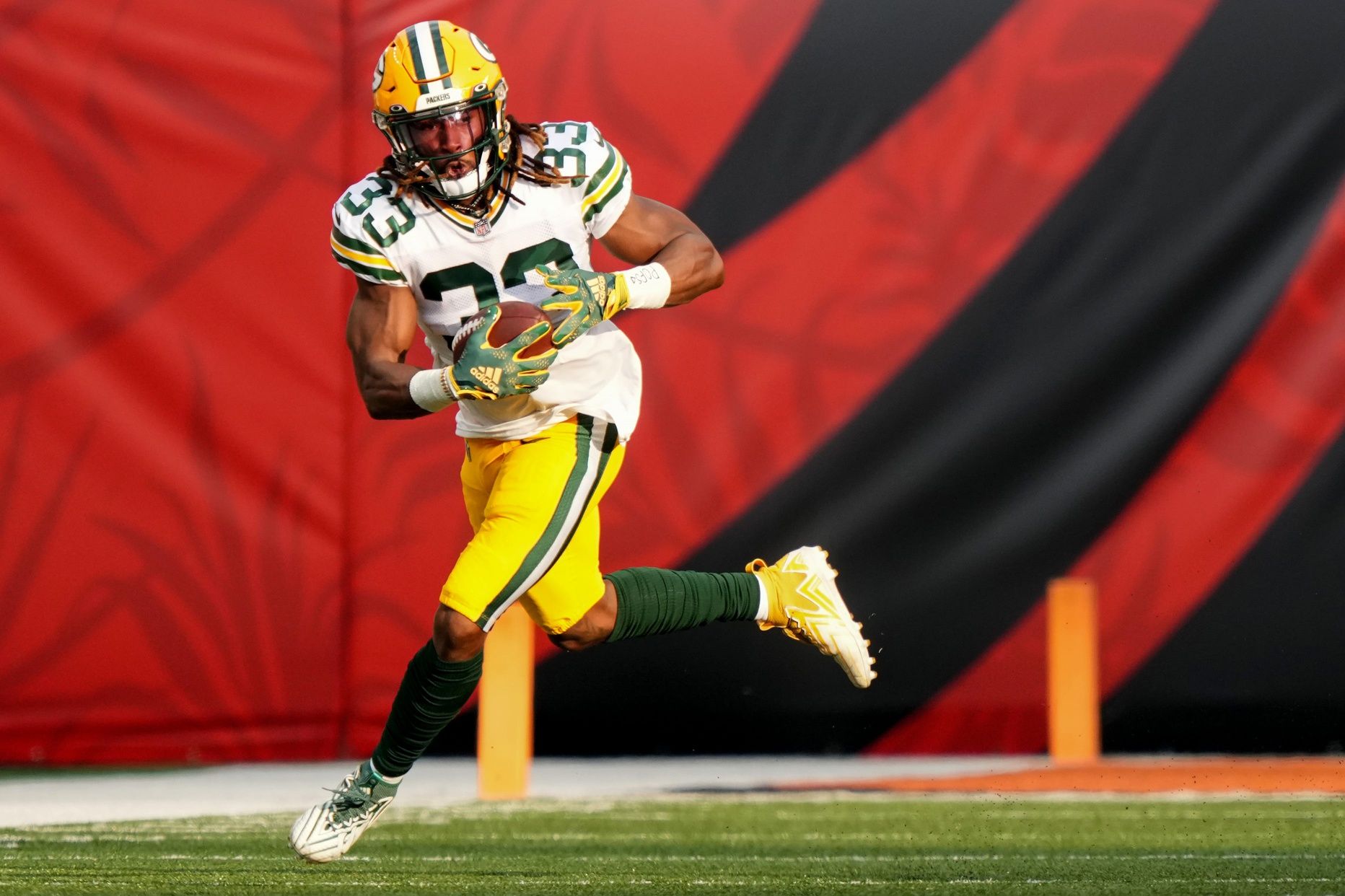 Aaron Jones (33) catches a pass out of the backfield In the first quarter during a Week 1 NFL preseason game between the Green Bay Packers and the Cincinnati Bengals.