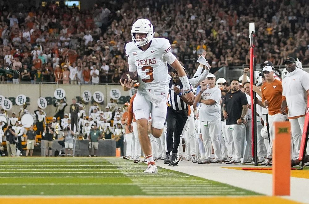 Quinn Ewers (3) runs into the end zone against Baylor in the second quarter.