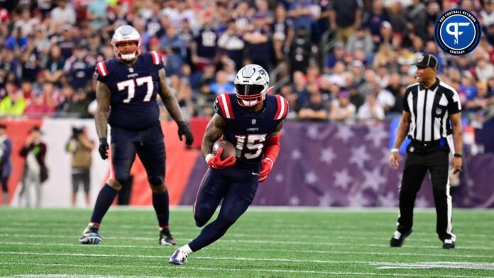 New England Patriots running back Ezekiel Elliott runs in a game against the Philadelphia Eagles.