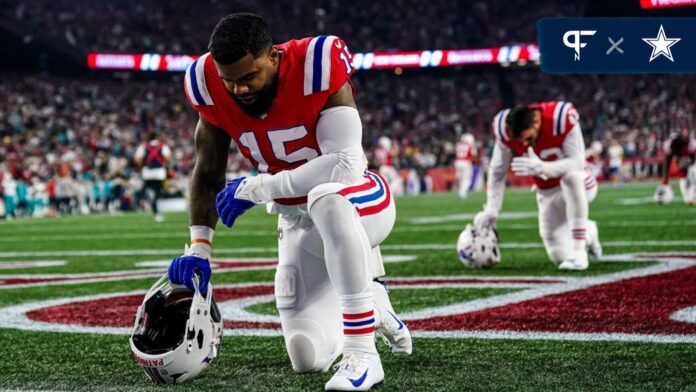 Ezekiel Elliott (15) on the field before the game against the Miami Dolphins at Gillette Stadium.