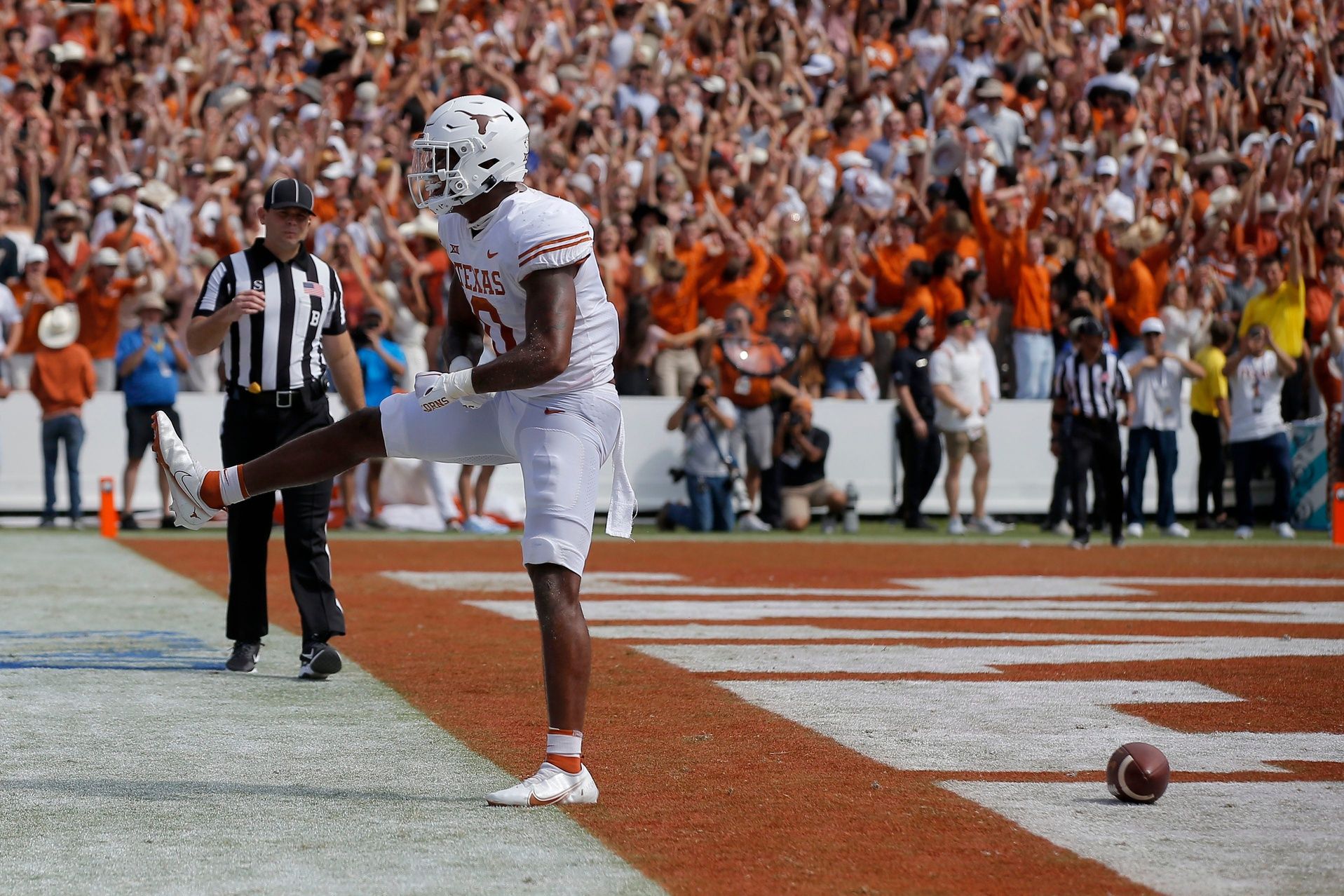 Ja'Tavion Sanders (0) celeberates after scoring a touchdown during the Red River Showdown college football game between the University of Oklahoma (OU) and Texas at the Cotton Bowl.