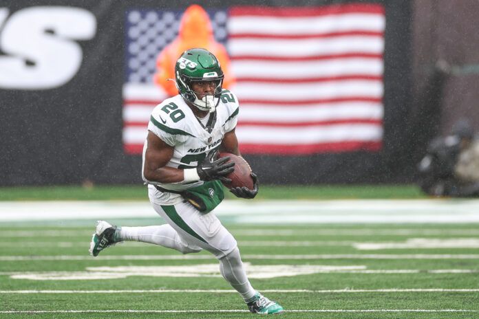 New York Jets running back Breece Hall (20) gains yards after catch during the first half against the New England Patriots at MetLife Stadium.